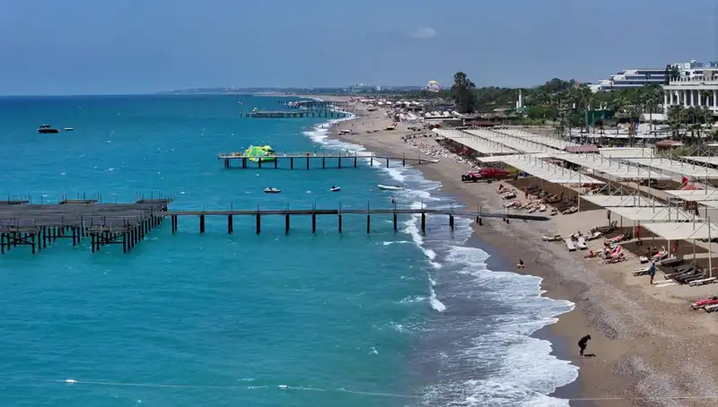 Antalya Sahillerinde Güneşli Hava Yoğunluğu Tatilcileri Cezbetti