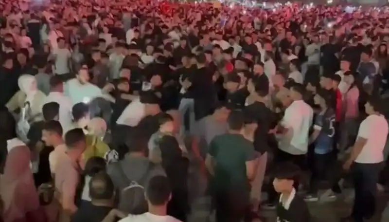 Konserde Bıçaklı Kavga: Üç Kişi Yaralandı, Eğlence Atmosferi Kanla Karıştı