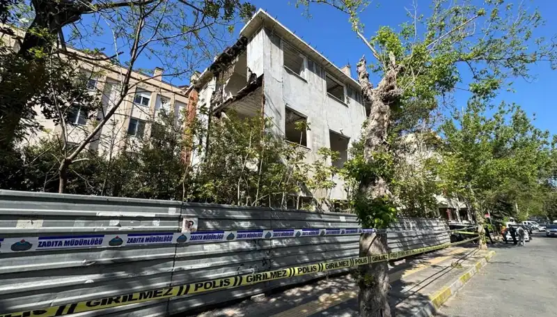 Bakırköy'de Metruk Bina Depremin Kurbanı Olmuş Görünüyor