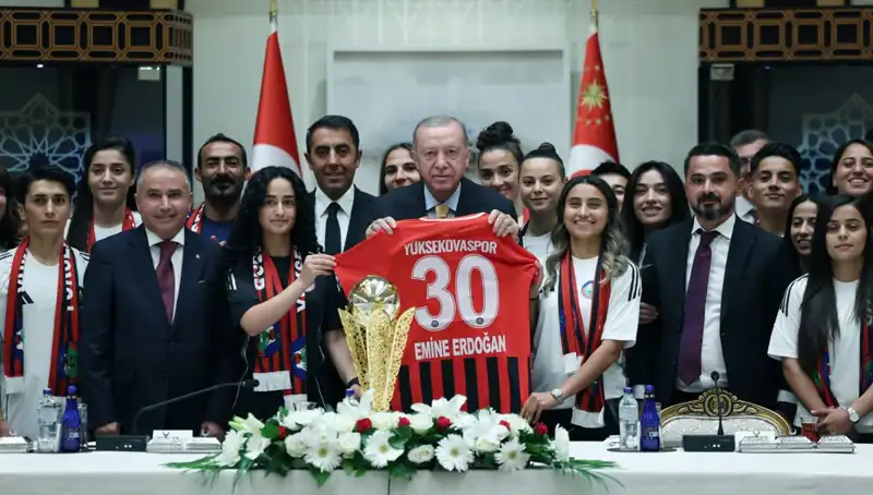 Cumhurbaşkanı Erdoğan, Yüksekovaspor Kadın Futbol Takımı'nı Ağırladı