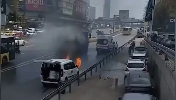 Yangın Söndürme Ekiplerinden Yanan Araç İçin TOMA ile Müdahale