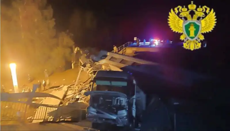 Rusya'da Köprü Çökmeleri: Yedi Kişi Hayatını Kaybetti, Trenler Raydan Çıktı