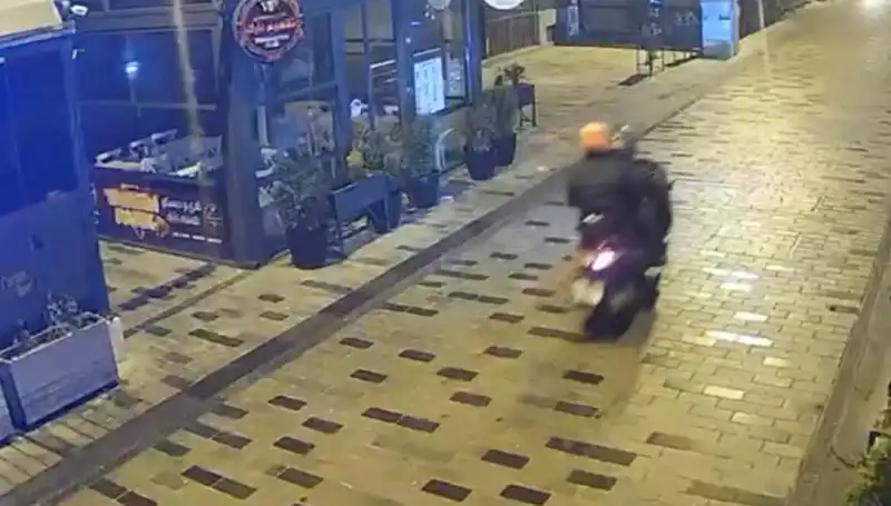 Gece Kulübü Korkunç Haraç Saldırısına Uğradı: Silahlar Patladı!