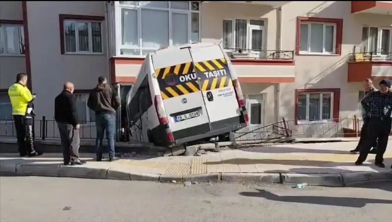 Okul Servisi Feci Kaza Yaptı: İki Öğrenci Hastaneye Kaldırıldı!