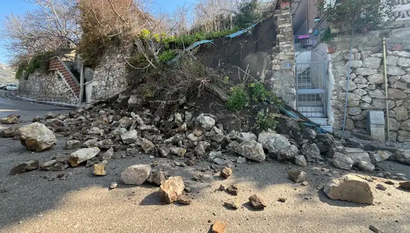İstinat Duvarının Çökmesi Yol Güvenliğini Tehdit Ediyor!