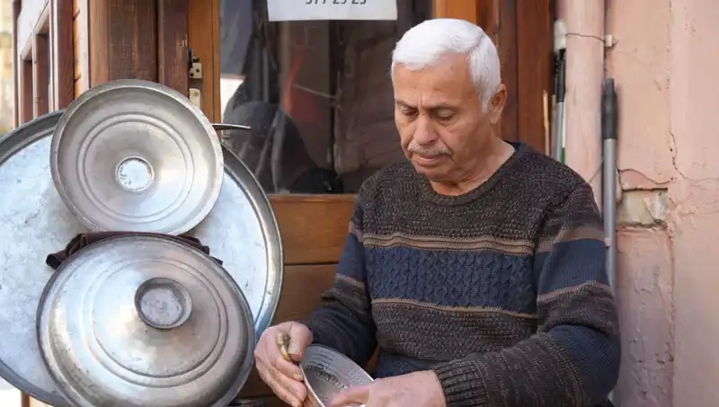 Geçmişin Gölgesinde Kalan Meslekler: "O Günleri Mumla Arıyoruz"