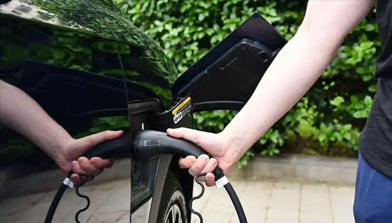 ABD'nin Gümrük Vergileri, İngiltere'nin Elektrikli Araç Üreticilerine Destek Hamlesiyle Gerginliği Artırdı