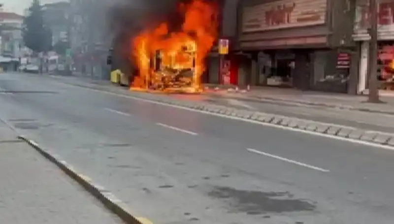 Ümraniye'de Korku Dolu Anlar: Yangın Hızla Genişledi, Zamanla Yarışıldı!