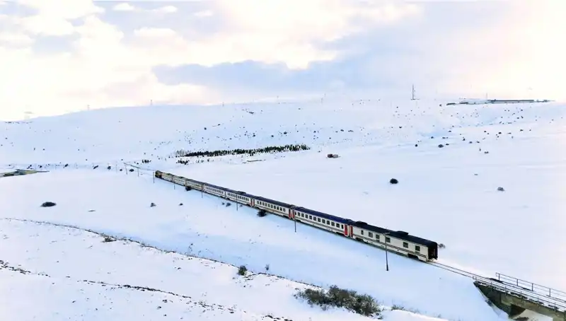 Masalsı Bir Yolculuk: Turistik Doğu Ekspresi ile Kışın Büyüsüne Yol Alın