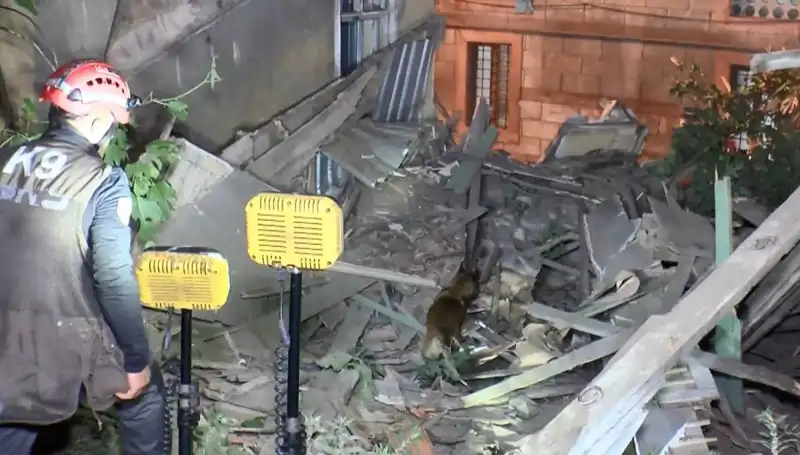 İstanbul'da Deprem Sonrası Korkutan Çökmeler: Hasar Gören Bina Yerle Bir Oldu