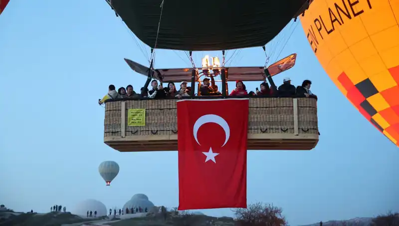 Kapadokya’da Balonlar Türk Bayraklarıyla Gökyüzünü Süslediler!