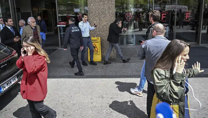 Avcılar'da Korkutan İhbar: Bina Yıkıldı Mürekkep Havası!