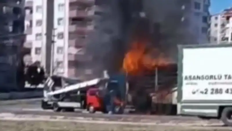 Alev Alev Yanan TIR, Gökyüzüne Alevler Salarken Kül Oldu!