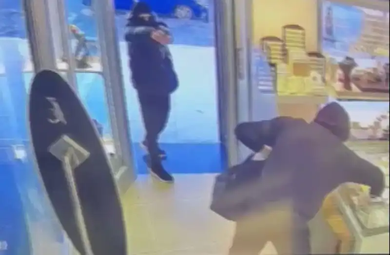 Ümraniye'de Heyecan Dolu Soygun Girişimi: 5 Maskeli Şahıs Silahlı Saldırıda Bulundu