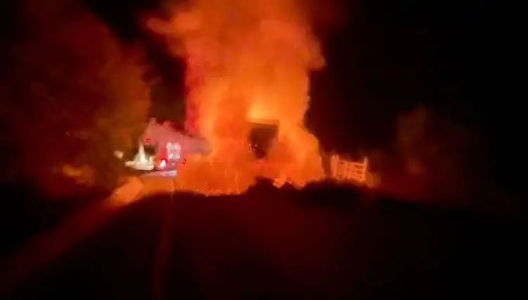 Seyir Halindeki Kamyonet Alev Alev Yandı: Yangının Nedeni Henüz Belirlenemedi