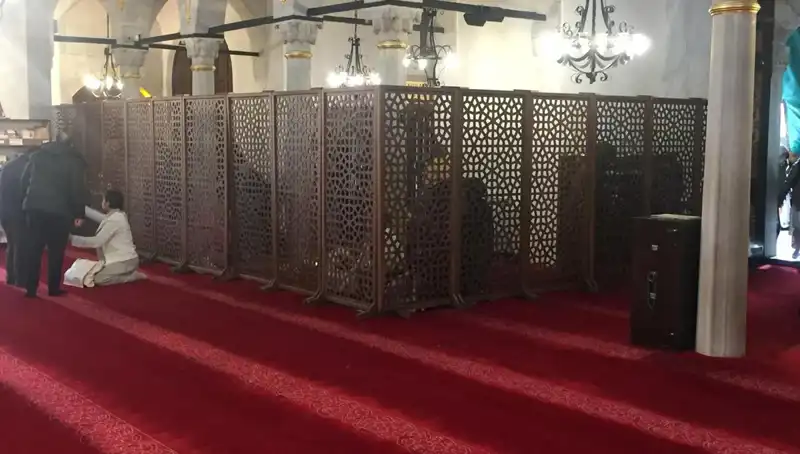 Kadın ve Erkeklerin Teravih Namazında Yan Yana Olması Tartışmaları Büyüyor