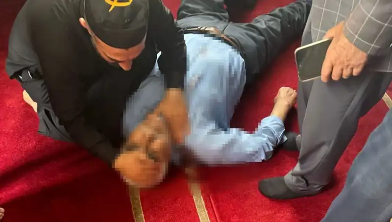Namaz Esnasında Camide Dehşet: Bıçaklı Saldırı!