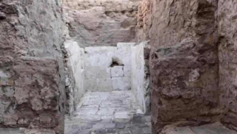 Mısır'da 3 Bin 500 Yıldan Eski Kraliyet Mezarı Keşfedildi: Tarih Yeniden Yazılıyor!