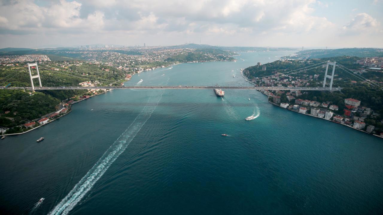 İstanbul Boğazı'nda gemi trafiği durduruldu: Kayıp 2 kardeş için arama çalışmaları devam ediyor.