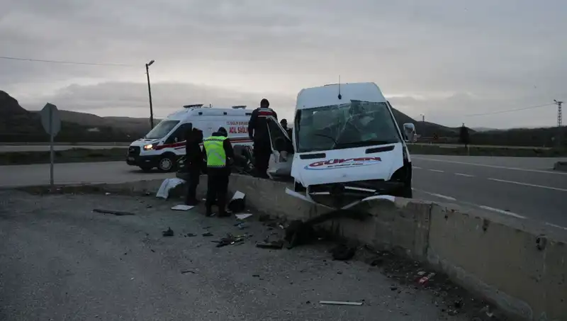 İşçi Servisi İntihar Duvarına Çarptı: Feci Kaza Ortalığı Salladı!