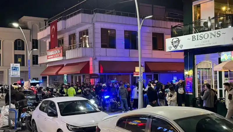 Kafenin Önünde Dehşet Anları: Ateş Açtı, Engellemeye Çalışana Bıçakla Saldırdı