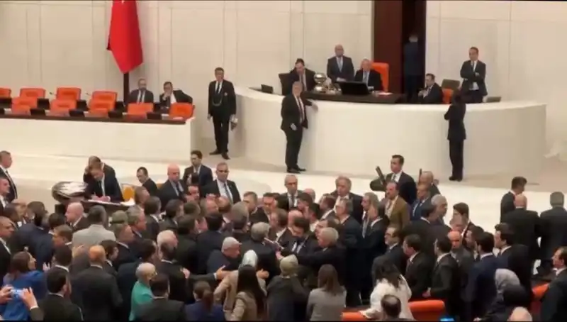 Mecliste Kavga Çıktı: Emekli İkramiyesi Gerginliği Sıcak Sandalyeleri Bir Araya Getirdi
