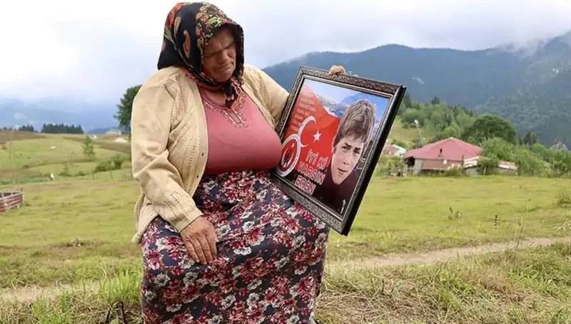 DEM Parti'den Özel Kutlama: Eren Bülbül'ün Annesine Bayram Tebriği