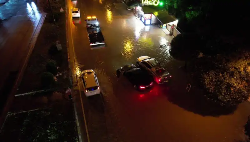 Adana'da Aniden Bastıran Sağanak Yağış, Cadde ve Sokakları Sular Altında Bıraktı